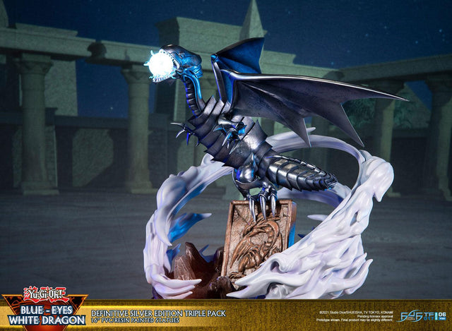 Yu-Gi-Oh! – Blue-Eyes White Dragon (Definitive Silver Edition Triple Pack) (bewd-silverdefx3-web-11.jpg)