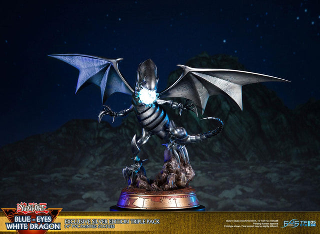 Yu-Gi-Oh! – Blue-Eyes White Dragon (Exclusive Silver Edition Triple Pack) (bewd-silverexcx3-web-10.jpg)