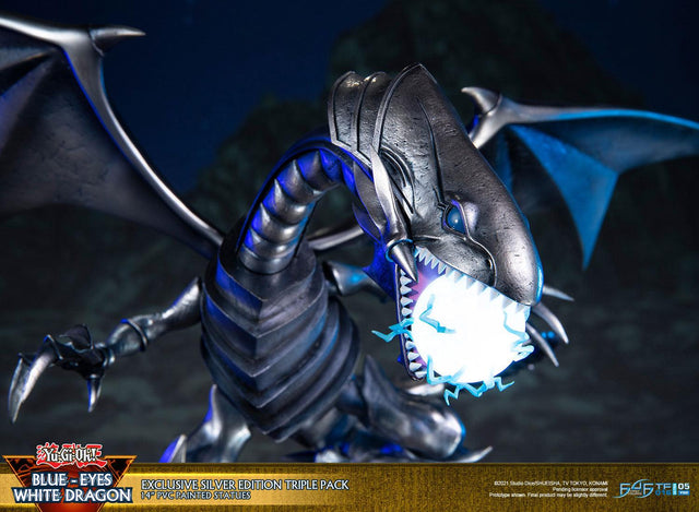 Yu-Gi-Oh! – Blue-Eyes White Dragon (Exclusive Silver Edition Triple Pack) (bewd-silverexcx3-web-11.jpg)