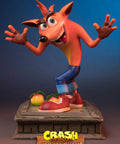 Crash Bandicoot (Exclusive) (crash-resin-vertical-exc_03.jpg)