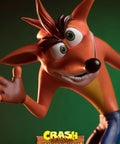 Crash Bandicoot (Exclusive) (crash-resin-vertical-exc_04.jpg)