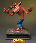 Crash Bandicoot (Exclusive) (crash-resin-vertical-exc_11.jpg)