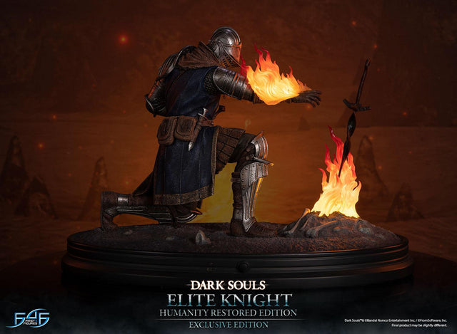 Dark Souls - Elite Knight: Humanity Restored Edition (Exclusive Edition) (ek_kneeling_ex_05.jpg)