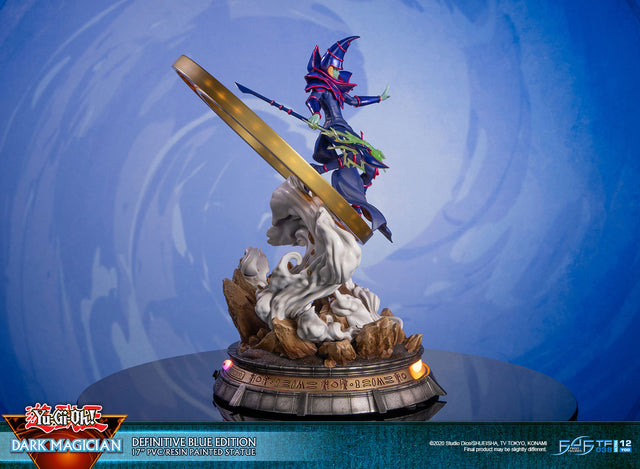 Yu-Gi-Oh! – Dark Magician (Definitive Blue Edition)  (launchphoto_dmblue_de-02.jpg)