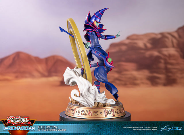 Yu-Gi-Oh! – Dark Magician (Standard Blue Edition)  (launchphoto_dmblue_st-02.jpg)