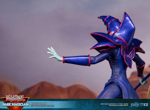 Yu-Gi-Oh! – Dark Magician (Standard Blue Edition)  (launchphoto_dmblue_st-11.jpg)