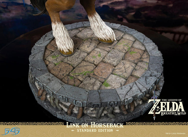 The Legend of Zelda™: Breath of The Wild - Link on Horseback (Standard Edition) (linkonhorseback_st_27_2.jpg)