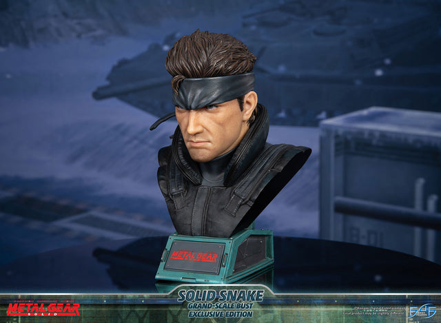 Metal Gear Solid - Solid Snake Grand-Scale Bust (Exclusive Edition GSB) (snakebust-gsb_ex_01.jpg)